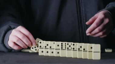 Domino unsurları yerleştiren bir kadının vurulması