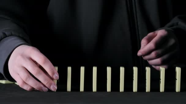 Tiro de mulher colocando blocos de dominó — Vídeo de Stock