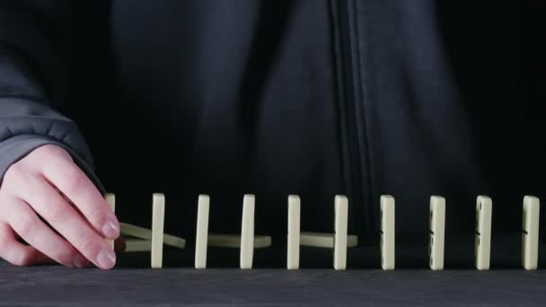 Tir de femme plaçant des blocs domino sur noir — Video