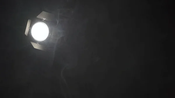 Natáčení reflektorů v oblacích kouře — Stock fotografie