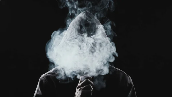 Foto de homem fumante no capô em preto — Fotografia de Stock