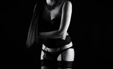 İpek iç çamaşırlı, uzun saçlı genç kadının siyah beyaz görüntüsü.