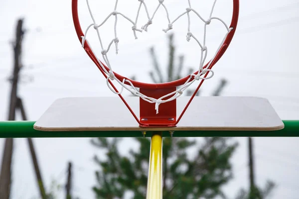 Picture of basketball ring in cloudy day in the summer — Stockfoto