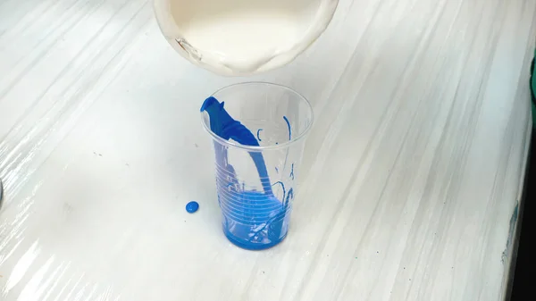 Photo of mixing acrylic paints in workshop — Foto de Stock