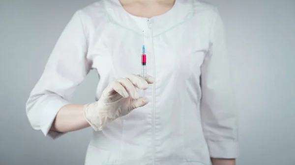 Tiro de mujer y jeringa con vacuna — Foto de Stock