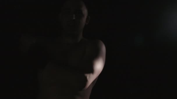 Video di uomo boxer vestire camicia su sfondo nero — Video Stock