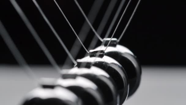 Skjutning av stål newton bollar i rörelse på svart bakgrund — Stockvideo
