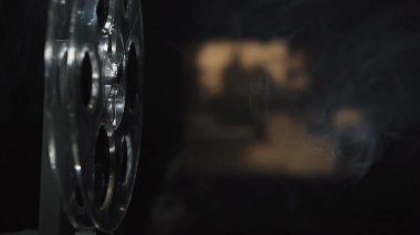 Siyah arkaplanda çekim yapan eski projektör