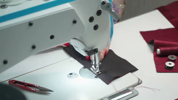 Orden de costura a medida en la máquina eléctrica, foto de primer plano — Foto de Stock