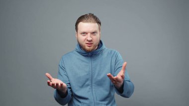 Mavi kazaklı sarışın adama sorarken çekilmiş bir fotoğraf.