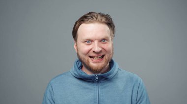 Mavi kazaklı deli adamın fotoğrafı, yakın plan.