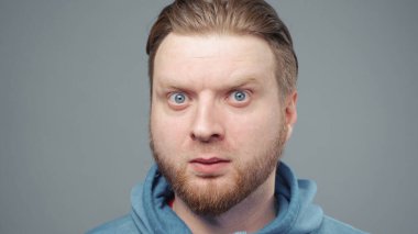 Mavi kazaklı sarışın adama sormanın fotoğrafı, portre.