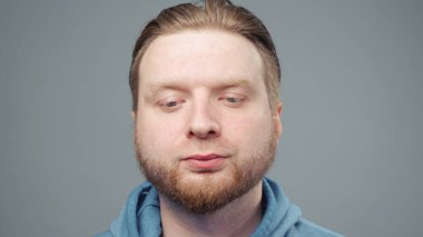 Mavi kazaklı, yorgun sarışın adamın fotoğrafı, portre.