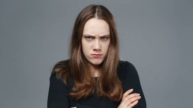 Siyah tişörtlü rahatsız bir kızın fotoğrafı, yakın plan.