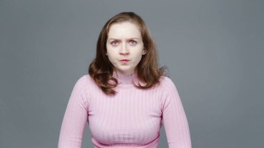 Pembe balıkçı yakalı kızgın kadının fotoğrafı.