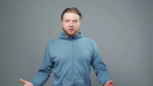 Foto de un joven sorprendido con sudadera azul — Foto de Stock