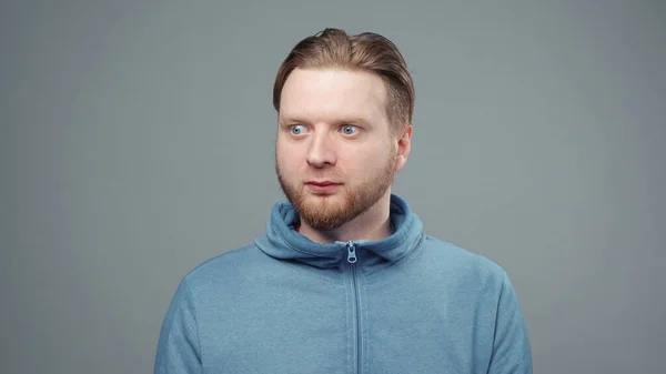 Foto de hombre sorprendido en sudadera azul, primer plano — Foto de Stock