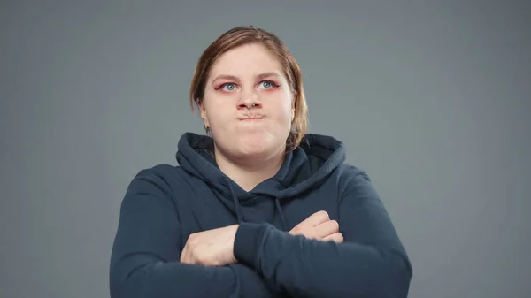 Foto van de plottende stoere vrouw, close-up — Stockfoto