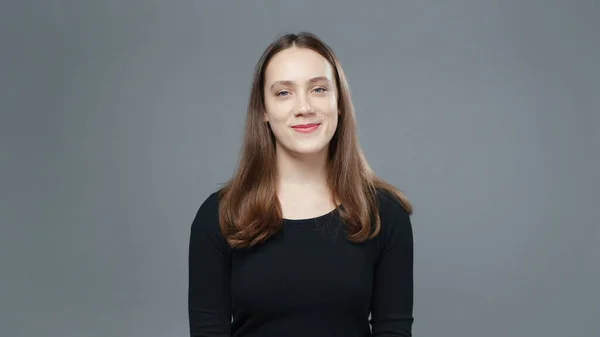 Foto de menina sorridente em camisa preta — Fotografia de Stock