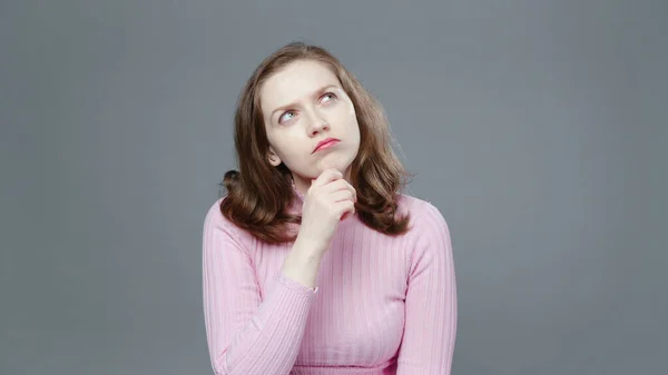 Foto von nachdenklichen Frau in rosa Rollkragen — Stockfoto