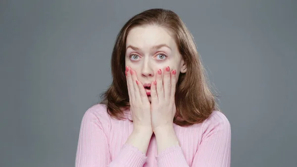 Foto de mujer sorprendida en cuello alto rosa, primer plano —  Fotos de Stock