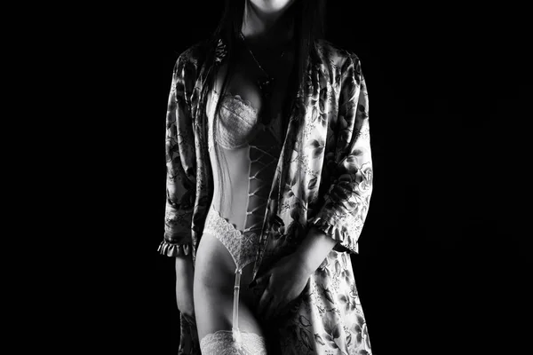 Foto en blanco y negro de la mujer adulta en seda negligee y medias —  Fotos de Stock