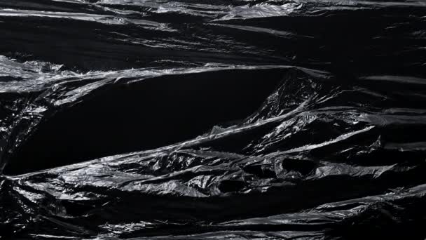 Шаблон пластиковой пленки на черном фоне — стоковое видео