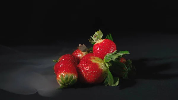 검은 배경에 있는 달콤 한 딸기 사진 — 스톡 사진