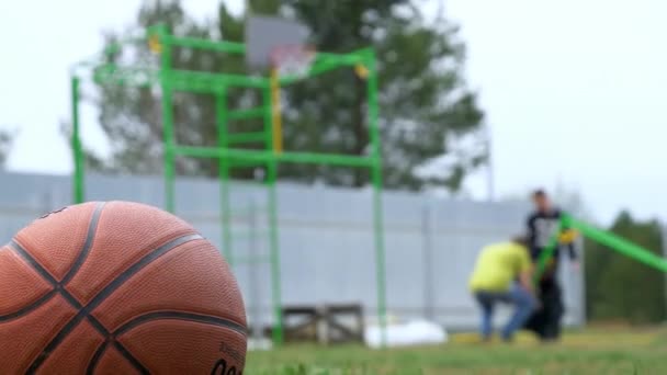 Video av basket på bakgrunden av människor — Stockvideo