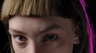 Kısa saçlı genç bir kadının yakın çekim videosu.