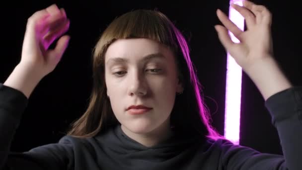 Video av ung kvinna som tar av peruk — Stockvideo