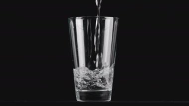 Bardağa maden suyu doldurma videosu