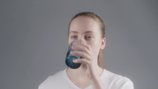 Video of woman drinking mineral sparkling water — Αρχείο Βίντεο