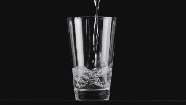 Video de verter agua mineral espumosa en vidrio — Vídeos de Stock