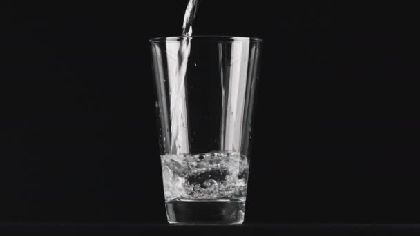 Tir de verser de l'eau gazeuse minérale dans du verre — Video