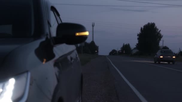 Video de coche con señal de giro en el crepúsculo — Vídeos de Stock