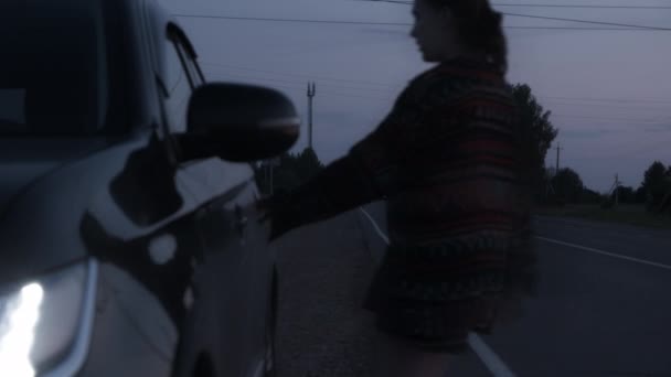 Mulher entrando no carro no crepúsculo — Vídeo de Stock