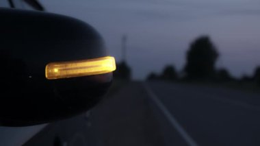 Alacakaranlıkta dönüş sinyali olan arabanın görüntüsü