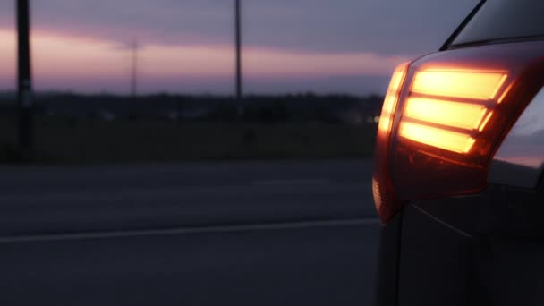 Farol com sinal de volta na estrada no crepúsculo — Vídeo de Stock