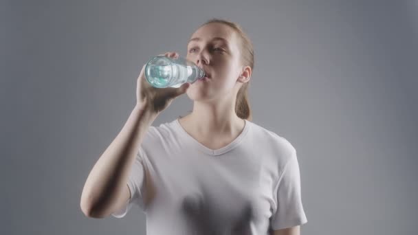 Záběry mladé ženy pitné minerální vody — Stock video