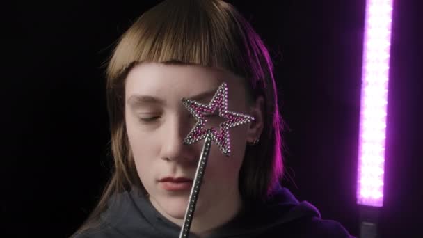 短い前髪と魔法の杖を持つ若い女性の映像 — ストック動画