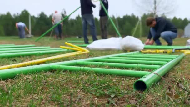 Schieten over de mens montage metalen speeltuin — Stockvideo