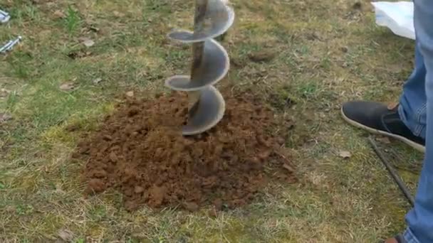 Beelden van een handbediende ijzerboor op de grond — Stockvideo