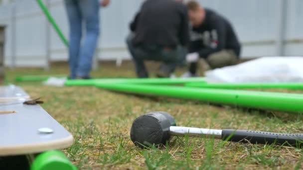 Beelden over de mens die metalen speeltuin voor kinderen in elkaar zet — Stockvideo