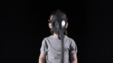 Gaz maskeli beş yaşındaki bir çocuğun videosu.