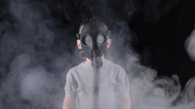 Gaz maskeli beş yaşındaki bir çocuğun vurulması.