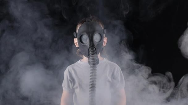 Sparatoria di bambino di cinque anni in maschera antigas — Video Stock