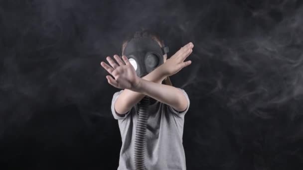 身穿防毒面具的5岁男孩举手投足的录像 — 图库视频影像