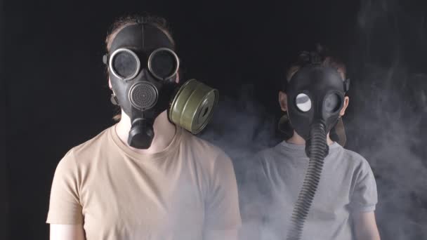 Video of woman and five-year-old boy in gas masks — Stock Video