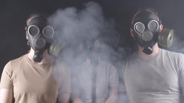 Vídeo de família em máscaras de gás — Vídeo de Stock